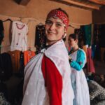 Alexia Mori Instagram - Pour l’inauguration de la coopérative, les Femmes nous ont demandé si elles pouvaient nous habiller en tenue traditionnelle, et nous avons accepté ☺️ Vous nous trouvez belles ?