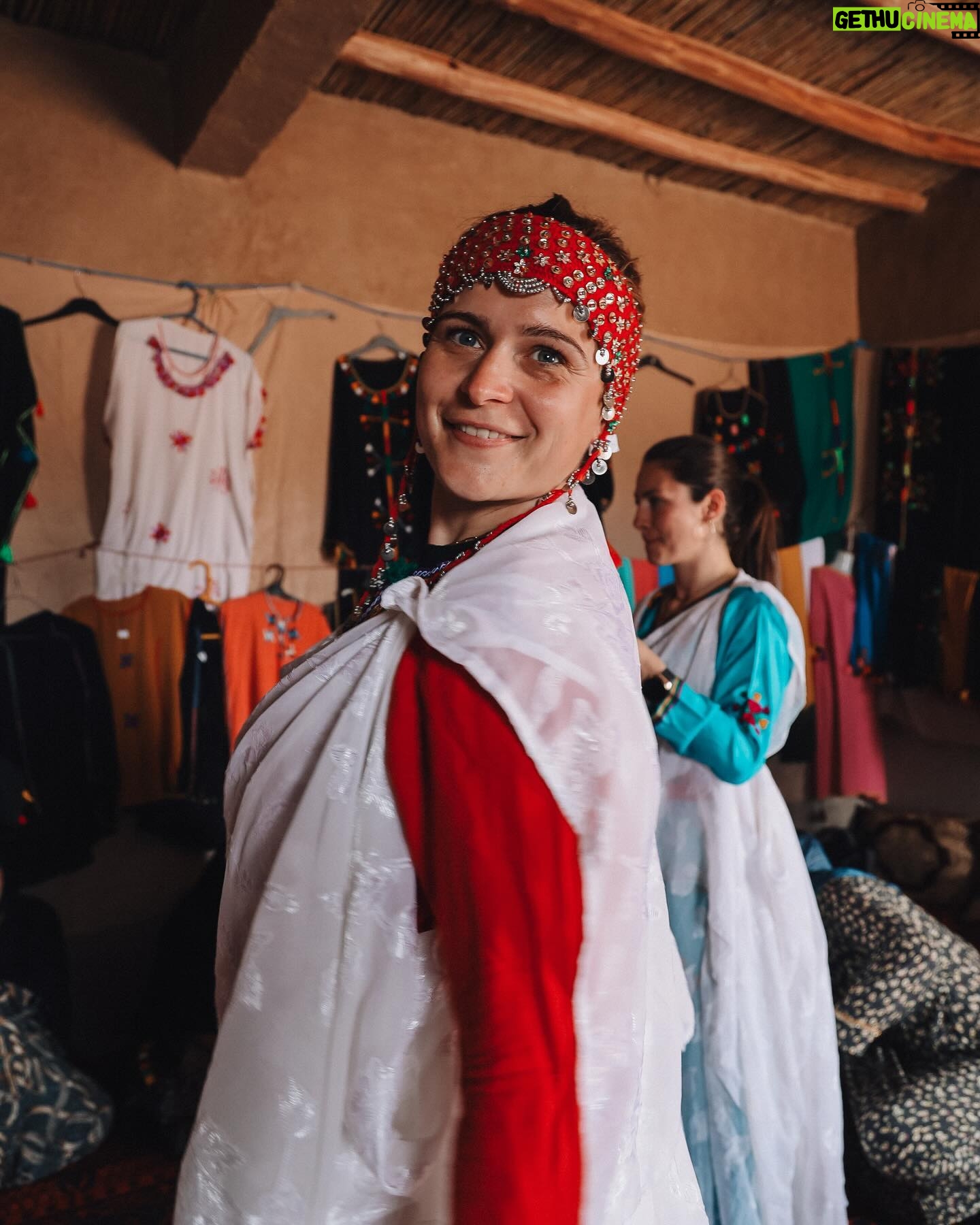 Alexia Mori Instagram - Pour l’inauguration de la coopérative, les Femmes nous ont demandé si elles pouvaient nous habiller en tenue traditionnelle, et nous avons accepté ☺️ Vous nous trouvez belles ?