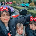Alexia Mori Instagram - 1 : photo obligatoire 2 : moment trop chou 3 : Louise passe son permis le contrôleur n’est pas ok avec la conduite 4 : panoplie de l’enfant heureux 😅 5 : un intrus parmi nous ! 6 : le scotch ❤️ 7 : un sourire qui veut tout dire 🥹 8 : des selfies encore et encore 9 : la bandes de copains #collaborationcommerciale avec @tgvinoui & @disneylandparis