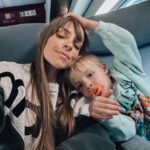 Alexia Mori Instagram - 1 : photo obligatoire 2 : moment trop chou 3 : Louise passe son permis le contrôleur n’est pas ok avec la conduite 4 : panoplie de l’enfant heureux 😅 5 : un intrus parmi nous ! 6 : le scotch ❤️ 7 : un sourire qui veut tout dire 🥹 8 : des selfies encore et encore 9 : la bandes de copains #collaborationcommerciale avec @tgvinoui & @disneylandparis
