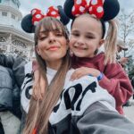 Alexia Mori Instagram - 1 : photo obligatoire 2 : moment trop chou 3 : Louise passe son permis le contrôleur n’est pas ok avec la conduite 4 : panoplie de l’enfant heureux 😅 5 : un intrus parmi nous ! 6 : le scotch ❤️ 7 : un sourire qui veut tout dire 🥹 8 : des selfies encore et encore 9 : la bandes de copains #collaborationcommerciale avec @tgvinoui & @disneylandparis