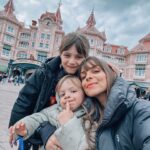 Alexia Mori Instagram - 1 : photo obligatoire 2 : moment trop chou 3 : Louise passe son permis le contrôleur n’est pas ok avec la conduite 4 : panoplie de l’enfant heureux 😅 5 : un intrus parmi nous ! 6 : le scotch ❤️ 7 : un sourire qui veut tout dire 🥹 8 : des selfies encore et encore 9 : la bandes de copains #collaborationcommerciale avec @tgvinoui & @disneylandparis