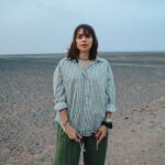 Alexia Mori Instagram - Nuit à Merzouga dans le désert du Maroc chez une famille de nomade très accueillante. Comme je disais en stroy j’avais le cœur très serré de voir leur quotidien si différent du notre. Ça fait beaucoup réfléchir. Merci Abbi pour ton sourire et ton accueil ❤️
