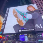 Alexia Mori Instagram - J’étais trop excitée ce matin parce qu’il s’est passé un truc cette nuit 😍 Mes baskets sur un écran géant de TIME SQUARE à NY 🍎😍 C’est quand même incroyable de se voir ici dans cette ville 😍
