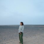 Alexia Mori Instagram - Nuit à Merzouga dans le désert du Maroc chez une famille de nomade très accueillante. Comme je disais en stroy j’avais le cœur très serré de voir leur quotidien si différent du notre. Ça fait beaucoup réfléchir. Merci Abbi pour ton sourire et ton accueil ❤️