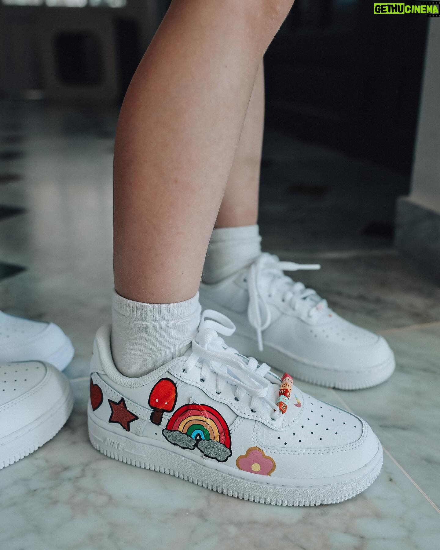 Alexia Mori Instagram - 🌟 CONCOURS 🌟Avec @mikecustomshoes et @icecream_and_candy on a décidé de vous gâter 🎁 1 veste enfant personnalisée , 1 paires de baskets enfant personnalisée , Pour participer c’est simple ! Attention bien suivre les règles ! 1 : être abonné à nos comptes @icecream_and_candy , @mikecustomshoes et @alexia_mori__ 2 : inviter deux copines en laissant un petit commentaire sous mon post Bonne chance à toutes 😊 Et celles qui veulent vous pouvez déjà passer commande chez @icecream_and_candy ou @mikecustomshoes . Les questions sur personnalisation, prix, délai etc c’est à elle qu’il faut demander en MP 😘 #concours #publicité