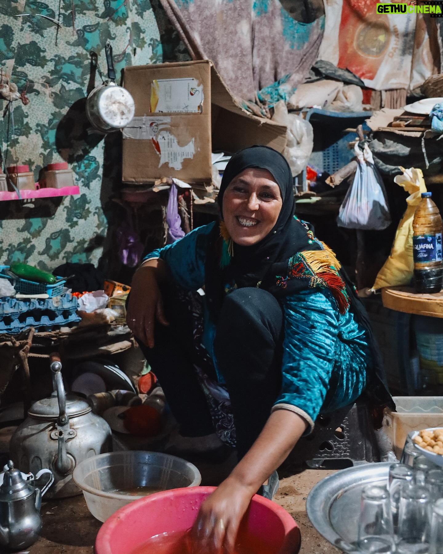 Alexia Mori Instagram - Nuit à Merzouga dans le désert du Maroc chez une famille de nomade très accueillante. Comme je disais en stroy j’avais le cœur très serré de voir leur quotidien si différent du notre. Ça fait beaucoup réfléchir. Merci Abbi pour ton sourire et ton accueil ❤️