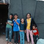 Alexia Mori Instagram - Nuit à Merzouga dans le désert du Maroc chez une famille de nomade très accueillante. Comme je disais en stroy j’avais le cœur très serré de voir leur quotidien si différent du notre. Ça fait beaucoup réfléchir. Merci Abbi pour ton sourire et ton accueil ❤️