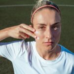 Alexia Putellas Instagram - La disciplina es todo en el deporte… y también para proteger tu piel. Por eso, confío en Anthelios UVMUNE 400 para una protección total. Feliz de ser la nueva embajadora de @larocheposay 💙