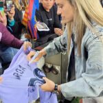 Alexia Putellas Instagram – @alexiaputellas always has time for the fans 🥰

#UWCL @fcbfemeni