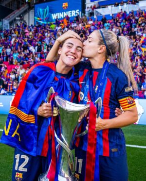 Alexia Putellas Instagram - besos besos besossssss 🏆🏆