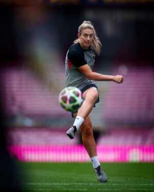 Alexia Putellas Instagram - Feliç de tornar a trepitjar el temple ❤️🏟️
Tots units per aconseguir estar a semifinals demà!