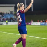 Alexia Putellas Instagram - 𝐆𝐫𝐚̀𝐜𝐢𝐞𝐬, 𝐜𝐮𝐥𝐞𝐫𝐬 💙❤️