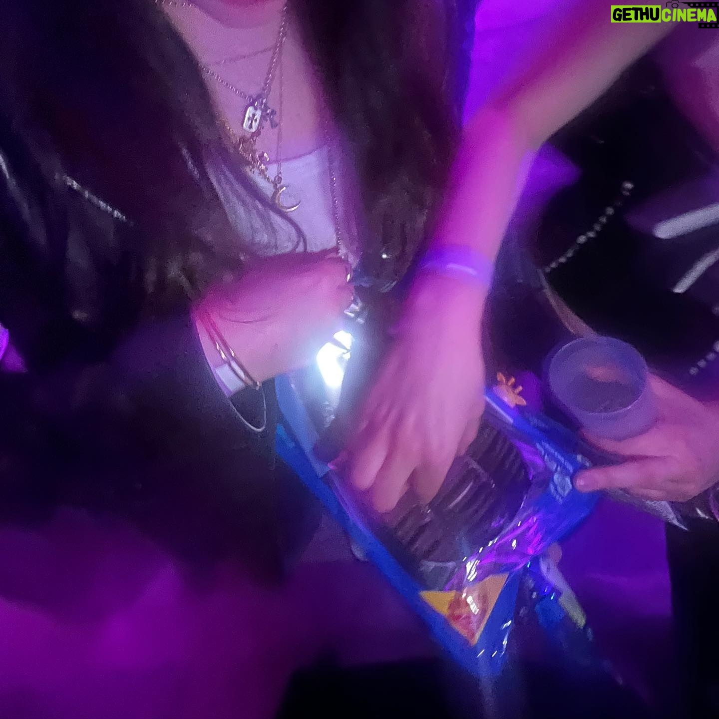 Alexis Jayde Burnett - 3 Likes - 🍭🧘🏻♀️👯♀️⭐️🤍😌