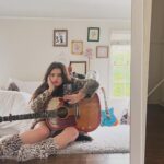 Alexis Jayde Burnett Instagram - this guitar knows everything