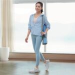 Ali Lee Instagram – 【SKECHERS 品牌大使李佳芯🚶🏻‍♀️💨穿上Slip-ins®️系列展示時尚舒適日常🍃】

SKECHERS 首創的「Hands Free Slip-ins®️」站立穿脫科技系列✨，以方便穿脫為一大賣點，毋須彎腰或用手，一秒閃穿，即穿即走💨，瞬間能體驗極致的舒適時尚。

這次#SKECHERS 更請來品牌大使李佳芯（Ali Lee）👸🏻親身演繹Slip-ins®️ 系列，輕鬆駕馭各種休閒或運動造型🚶🏻‍♀️🏃🏻‍♀️，毫不費力地盡展時尚感，並為她日常生活及工作提供最舒適方便的幫助。

而踏入初冬⛄，SKECHERS亦為 Slip-ins®️ 發佈全新系列產品及配色，快來與Ali一起穿上Slip-ins®️ ，在冬日造型發放時尚魅力吧！😎😎

#SKECHERS #SKECHERSHK #SKECHERSHandsFreeSlipins #Slipins #AliLee #李佳芯 #一秒閃穿 #即穿即走 #站立穿脫科技
