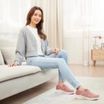 Ali Lee Instagram – 【SKECHERS 品牌大使李佳芯🚶🏻‍♀️💨穿上Slip-ins®️系列展示時尚舒適日常🍃】

SKECHERS 首創的「Hands Free Slip-ins®️」站立穿脫科技系列✨，以方便穿脫為一大賣點，毋須彎腰或用手，一秒閃穿，即穿即走💨，瞬間能體驗極致的舒適時尚。

這次#SKECHERS 更請來品牌大使李佳芯（Ali Lee）👸🏻親身演繹Slip-ins®️ 系列，輕鬆駕馭各種休閒或運動造型🚶🏻‍♀️🏃🏻‍♀️，毫不費力地盡展時尚感，並為她日常生活及工作提供最舒適方便的幫助。

而踏入初冬⛄，SKECHERS亦為 Slip-ins®️ 發佈全新系列產品及配色，快來與Ali一起穿上Slip-ins®️ ，在冬日造型發放時尚魅力吧！😎😎

#SKECHERS #SKECHERSHK #SKECHERSHandsFreeSlipins #Slipins #AliLee #李佳芯 #一秒閃穿 #即穿即走 #站立穿脫科技