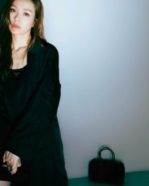 Ali Lee Instagram - 在 黑 與 白 間 尋 找 細 節 🤍🖤

剪短前一輯:)
@prada #PradaReNylon 
#ALife