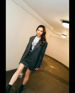Ali Lee Instagram - Christmas is around the corner🎄🎄let’s sparkle like glitter✨

@SandroParis 
#SandroParis #SandroHoliday #FallWinter23 #FW23