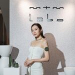 Ali Lee Instagram – 不僅是一場慶典，更是新篇章的開啟。

很榮幸可以見證 @mtmlabo 新的里程碑，並參加了 @mtmlabomy 馬來西亞的盛大開幕典禮，與大家共同迎接和開啟這場探尋本真之美的旅程。馬來西亞的朋友也有機會親身體驗 mtm labo 的 [ 量膚定制 ] 護膚方案及探索自己的獨特之美，因為每個人的肌膚都要獨一無二的。 mtm labo 懂你，懂肌膚，為你與肌膚建立橋樑，悉心傾聽肌膚的需求，探索肌膚的秘密。

一起去探索專屬於你的護膚方案吧！

#yourskinknows 
#懂你懂肌膚 
#customblendedskincare 
#量膚定制 
#mtmlabomy 
#mtmlabo