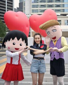 Ali Lee Instagram - 元宵佳節．花好月圓🌸 祝大家心心雙印、手手雙連、雙依雙伴 我與小丸子及花輪同學送上祝福❤️ 今日是Chubby hearts 留港的最後一天，跟與你心連心的人去打卡吧💞 #CHUBBYheartsHK #CHUBBYhearts #HongKongDesignCentre #HKDC #香港設計中心 #MegaACEFund #ipshkg @hkdesigncentre @ipshkg
