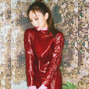 Ali Lee Instagram - 前陣子拍的照片，看相後造型師擔心大家接受不了這個我所以一直沒post.. 來到歲暮 就挑戰一下你們~

聖誕後 新年前來點不一樣，讓斷斷續續的不快變得不再一樣。;)

#ALife