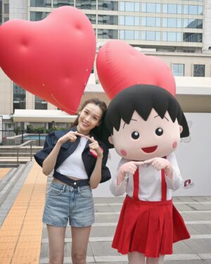 Ali Lee Instagram - 元宵佳節．花好月圓🌸

祝大家心心雙印、手手雙連、雙依雙伴

我與小丸子及花輪同學送上祝福❤️

今日是Chubby hearts 留港的最後一天，跟與你心連心的人去打卡吧💞

#CHUBBYheartsHK #CHUBBYhearts #HongKongDesignCentre #HKDC #香港設計中心 #MegaACEFund #ipshkg @hkdesigncentre @ipshkg