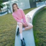 Ali Lee Instagram - 在乍暖還寒的一月，喜歡以一點端莊、一點隨意的衣服與心情去面對不定天氣。 待微風掠過、陽光穿過塵埃落在手心，頓覺溫暖而富生命力💚 @SandroParis #SandroParis #SandroLNY #YearofDragon #SandroSpringSummer24 #SS24