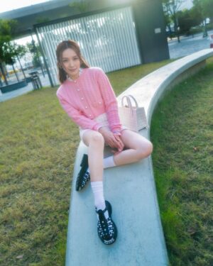 Ali Lee Instagram - 在乍暖還寒的一月，喜歡以一點端莊、一點隨意的衣服與心情去面對不定天氣。
待微風掠過、陽光穿過塵埃落在手心，頓覺溫暖而富生命力💚

@SandroParis
#SandroParis #SandroLNY #YearofDragon #SandroSpringSummer24 #SS24
