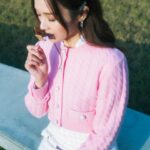 Ali Lee Instagram - 在乍暖還寒的一月，喜歡以一點端莊、一點隨意的衣服與心情去面對不定天氣。 待微風掠過、陽光穿過塵埃落在手心，頓覺溫暖而富生命力💚 @SandroParis #SandroParis #SandroLNY #YearofDragon #SandroSpringSummer24 #SS24