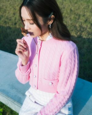 Ali Lee Instagram - 在乍暖還寒的一月，喜歡以一點端莊、一點隨意的衣服與心情去面對不定天氣。
待微風掠過、陽光穿過塵埃落在手心，頓覺溫暖而富生命力💚

@SandroParis
#SandroParis #SandroLNY #YearofDragon #SandroSpringSummer24 #SS24