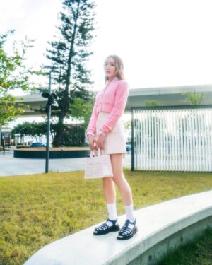 Ali Lee Instagram - 在乍暖還寒的一月，喜歡以一點端莊、一點隨意的衣服與心情去面對不定天氣。
待微風掠過、陽光穿過塵埃落在手心，頓覺溫暖而富生命力💚

@SandroParis
#SandroParis #SandroLNY #YearofDragon #SandroSpringSummer24 #SS24