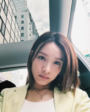 Ali Lee Instagram - 反覆燒了三天，還好大家都覺得我個樣扮到精神🤞🏻
身邊好多人都病，送俾仲未好返嘅你哋💪🏻

但願日子簡單，抬頭所見盡是溫柔☁️

#ALife