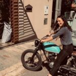 Alice Braga Instagram - Mônica correndo pro cinema Quem já viu ?? #eduardoemonica já está nos cinemas. 🤍⚡️