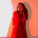 Alice Braga Instagram - Dessas coisas legais de fazer na vida: fotografar a coleção collab da @neriage_ com @stellaartoisbrasil, com um monte de gente querida por perto, peças lindas e uma cervejinha gelada (sempre disse que era boa de bar). O meu dia de modelo foi do jeito que eu gosto, no tempo de ser feliz hoje.   Todos esses looks lindos, criados pela @rafaellacaniello, já estão na loja da Neriage. Aliás, qual o seu favorito nas fotos?   #StellaArtois #VidaArtois #SPFW #publi #apreciecommoderacao