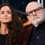 Alice Braga Instagram - Eu, como o Brasil todo, acordou hoje com a partida do querido Jô Soares, um cara que sempre me recebeu bem, mesmo eu ficando absolutamente tímida todas as vezes; que estava interessado, que te olhava no olho pra fazer perguntas. Jô é um Brasil que a gente ama. Inteligente, divertido, esperto. Que baita honra a minha ter estado naquele sofá do Programa do Jô algumas vezes pra falar de cinema, paixão que a gente tem (e sempre teremos) em comum. Que ele seja recebido como merece, com um brinde e uma bela sessão dos filmes noir, que ele tanto gostava. #josoares