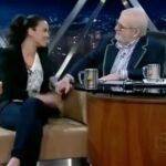 Alice Braga Instagram - Eu, como o Brasil todo, acordou hoje com a partida do querido Jô Soares, um cara que sempre me recebeu bem, mesmo eu ficando absolutamente tímida todas as vezes; que estava interessado, que te olhava no olho pra fazer perguntas. Jô é um Brasil que a gente ama. Inteligente, divertido, esperto. Que baita honra a minha ter estado naquele sofá do Programa do Jô algumas vezes pra falar de cinema, paixão que a gente tem (e sempre teremos) em comum. Que ele seja recebido como merece, com um brinde e uma bela sessão dos filmes noir, que ele tanto gostava. #josoares