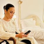 Alice Braga Instagram – Como vocês já devem ter percebido, não sou muito boa por aqui, sempre apareço depois.
Mas demorei porque queria viver cada momento, cada segundo do presente, desse dia tão especial e potente.
Uma honra receber homenagem ao lado dessas mulheres. 
Obrigada @festivaldecinemadegramado 
Que noite mágica.
Viva Laura Cardoso! 

Styling : genia máxima @ritalazzarotti 
Make : amigo querido @sennarafael 
Look : uma honra vestir @chanelofficial

Foto: Edison Vara / Agência Pressphoto