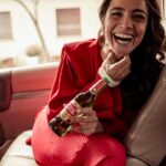 Alice Braga Instagram - Dar um rasante em São Paulo de menos de 12 horas pra participar do desfile da Neriage, narrar um poema lindo do Alberto Caeiro (que é um dos nomes do Fernando Pessoa, que eu amo) e ainda fotografar uma campanha com uma turma de gente que eu admiro. Tudo isso acompanhada de uma boa Stellinha gelada, porque sempre disse que era boa de bar. Tem #TBT melhor que esse? #StellaArtoisSPFW22 #publi @stellaartoisbrasil @neriage_ #bebacommoderacao Fotos do genial @_wendyandrade.