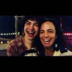 Alice Braga Instagram - “Eduardo e Mônica era nada parecido, ela era de Leão e ele tinha dezesseis”. Imagina ser convidada pra ser essa Mônica? Essa que um dia todo mundo já imaginou como seria a menina com a tinta no cabelo. Eu, fã de Renato Russo, vindo de A Rainha do Sul e, de repente, falar de amor no Brasil de 2022, fazer esse filme que traz esse quentinho no coração.  Eu tô muito feliz de lançar um filme no Brasil, que é minha casa, depois de dois anos sem vir pra cá por conta da pandemia. Poder celebrar esse filme que fala de encontros, empatia. Quem aqui já viu? Me contem as sensações de vocês? Pra mim, falar de amor em 2022 é, de verdade, revolucionário. Hoje, finalmente nos cinemas @eduardoemonicaofilme