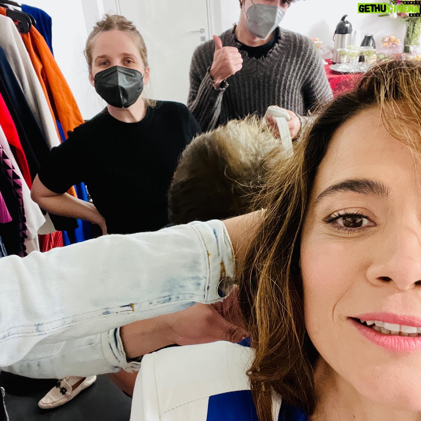 Alice Braga Instagram - Sobre um dia feliz. De risadas, abraços, moda, cerveja e muita colaboração. Um dia dos que mais gosto, na cidade que mais amo. Obrigada @stellaartoisbrasil e @neriage_ pelo convite lindo e potente Obrigada a todxs que ajudaram essa jornada corrida, criativa e feliz