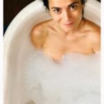 Alice Braga Instagram – Recebi a notícia pelo Gabriel de que ganhamos Melhor Ator e Melhor Atriz de cinema no Prêmio APCA (um dos mais importantes do Brasil \o/), o que só deixou ainda mais especial essa história de ‘Eduardo e Mônica’ (sim, tô desde ontem cantando essa música).
 Gab, sua entrega, sua paixão e generosidade me emocionam e inspiram. Seu Eduardo foi fundamental pra construir a minha Mônica. Ela também é sua. Foi um projeto desafiador, já que quase todo mundo no Brasil conhece ‘Eduardo e Mônica’. Foi lindo falar de amor e celebrar as diferenças. Esse prêmio tem um valor muito grande. É uma honra imensa receber o APCA. 

Obrigada Bianca De Felippes, produtora do filme, e René Sampaio, diretor, por não terem desistido de mim nesse papel! E quem me irá dizer que não existe razão? 

‘Eduardo e Mônica’ tá disponível no @globoplay