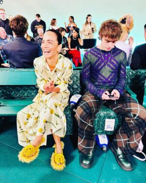 Alice Braga Instagram - Sobre dias incríveis em Londres com @burberry pra ver o desfile e fazer um editorial lindo que sai em breve na @voguebrasil 

Styling @ritalazzarotti 💛
Hair @garethbromell 
Make Up # Emma Lovell
Partner in crime @crisnaumovs 💙