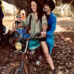 Alice Braga Instagram – Recebi a notícia pelo Gabriel de que ganhamos Melhor Ator e Melhor Atriz de cinema no Prêmio APCA (um dos mais importantes do Brasil \o/), o que só deixou ainda mais especial essa história de ‘Eduardo e Mônica’ (sim, tô desde ontem cantando essa música).
 Gab, sua entrega, sua paixão e generosidade me emocionam e inspiram. Seu Eduardo foi fundamental pra construir a minha Mônica. Ela também é sua. Foi um projeto desafiador, já que quase todo mundo no Brasil conhece ‘Eduardo e Mônica’. Foi lindo falar de amor e celebrar as diferenças. Esse prêmio tem um valor muito grande. É uma honra imensa receber o APCA. 

Obrigada Bianca De Felippes, produtora do filme, e René Sampaio, diretor, por não terem desistido de mim nesse papel! E quem me irá dizer que não existe razão? 

‘Eduardo e Mônica’ tá disponível no @globoplay