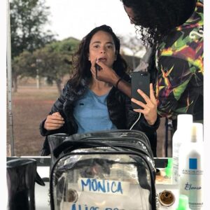 Alice Braga Instagram - Recebi a notícia pelo Gabriel de que ganhamos Melhor Ator e Melhor Atriz de cinema no Prêmio APCA (um dos mais importantes do Brasil \o/), o que só deixou ainda mais especial essa história de ‘Eduardo e Mônica’ (sim, tô desde ontem cantando essa música).
 Gab, sua entrega, sua paixão e generosidade me emocionam e inspiram. Seu Eduardo foi fundamental pra construir a minha Mônica. Ela também é sua. Foi um projeto desafiador, já que quase todo mundo no Brasil conhece ‘Eduardo e Mônica’. Foi lindo falar de amor e celebrar as diferenças. Esse prêmio tem um valor muito grande. É uma honra imensa receber o APCA. 

Obrigada Bianca De Felippes, produtora do filme, e René Sampaio, diretor, por não terem desistido de mim nesse papel! E quem me irá dizer que não existe razão? 

‘Eduardo e Mônica’ tá disponível no @globoplay