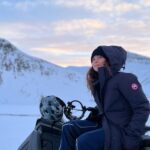 Alice Braga Instagram – Islândia, 2022
Filmando RETREAT (que estreia em breve!)
Ver a aurora boreal foi um dos momentos mais lindos que vivi na vida.
Amo filmar em lugares inusitados que me proporcionam essas experiências inacreditáveis. 
#TBT