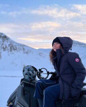 Alice Braga Instagram - Islândia, 2022
Filmando RETREAT (que estreia em breve!)
Ver a aurora boreal foi um dos momentos mais lindos que vivi na vida.
Amo filmar em lugares inusitados que me proporcionam essas experiências inacreditáveis. 
#TBT