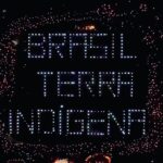 Alice Braga Instagram - Se o Estado brasileiro não demarca os territórios indígenas, os próprios povos demarcam simbolicamente agora a Praça dos Três Poderes com as 1.296 placas que deveriam estar em diversas terras pelo país. Mais que placas, estamos falando de diversos povos que ainda esperam pela finalização de seus processos demarcatórios, são 530 terras que nem se encontram com processos abertos. 521 anos de Brasil, 32 anos de Constituição e continuamos a ser testemunhas da negligência ao direito mais básico dos indígenas. No caminho oposto, processos para garantir a invasores a legalidade de suas ilegalidades só aumentam, com apoio incondicional do Congresso e do Executivo. Até quando esta equação continuará subtraindo dos #PovosIndígenas seus direitos, suas terras e suas vidas? Chega de impunidade. O Brasil, apesar da recusa de muitos, sempre será um território indígena #DemarcaçãoJá