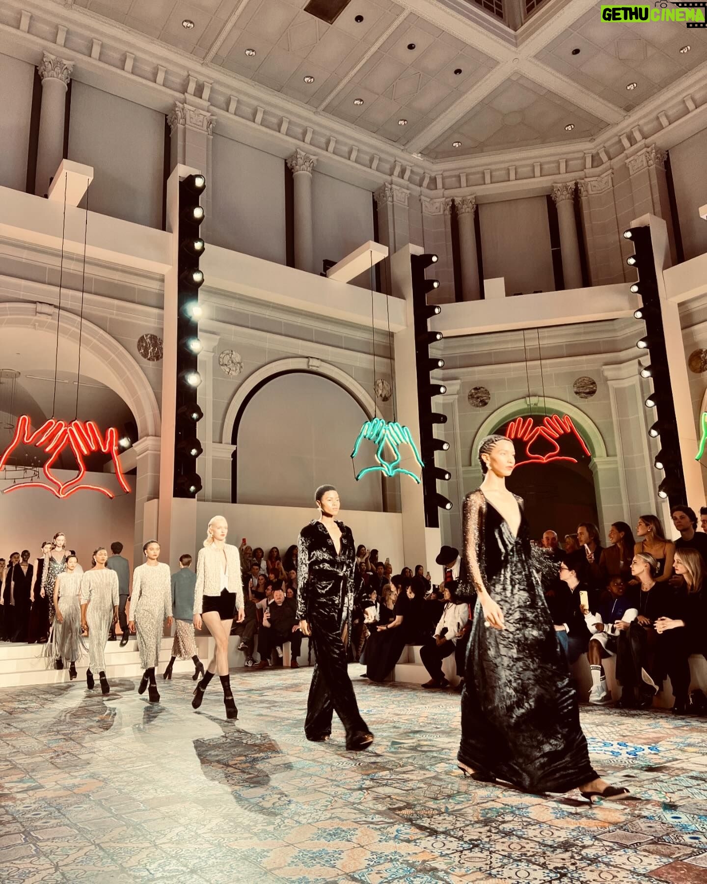 Alice Braga Instagram - #tbt An incredible day celebrating art, Marlene Dietrich and feminism. @mariagraziachiuri is absolutely brilliant and inspiring. @dior • Dia incrível celebrando arte, Marlene Dietrich e feminismo Maria Grazia Chiuri é absolutamente brilhante e inspiradora @marieclairebr 🖤