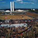 Alice Braga Instagram - Se o Estado brasileiro não demarca os territórios indígenas, os próprios povos demarcam simbolicamente agora a Praça dos Três Poderes com as 1.296 placas que deveriam estar em diversas terras pelo país. Mais que placas, estamos falando de diversos povos que ainda esperam pela finalização de seus processos demarcatórios, são 530 terras que nem se encontram com processos abertos. 521 anos de Brasil, 32 anos de Constituição e continuamos a ser testemunhas da negligência ao direito mais básico dos indígenas. No caminho oposto, processos para garantir a invasores a legalidade de suas ilegalidades só aumentam, com apoio incondicional do Congresso e do Executivo. Até quando esta equação continuará subtraindo dos #PovosIndígenas seus direitos, suas terras e suas vidas? Chega de impunidade. O Brasil, apesar da recusa de muitos, sempre será um território indígena #DemarcaçãoJá